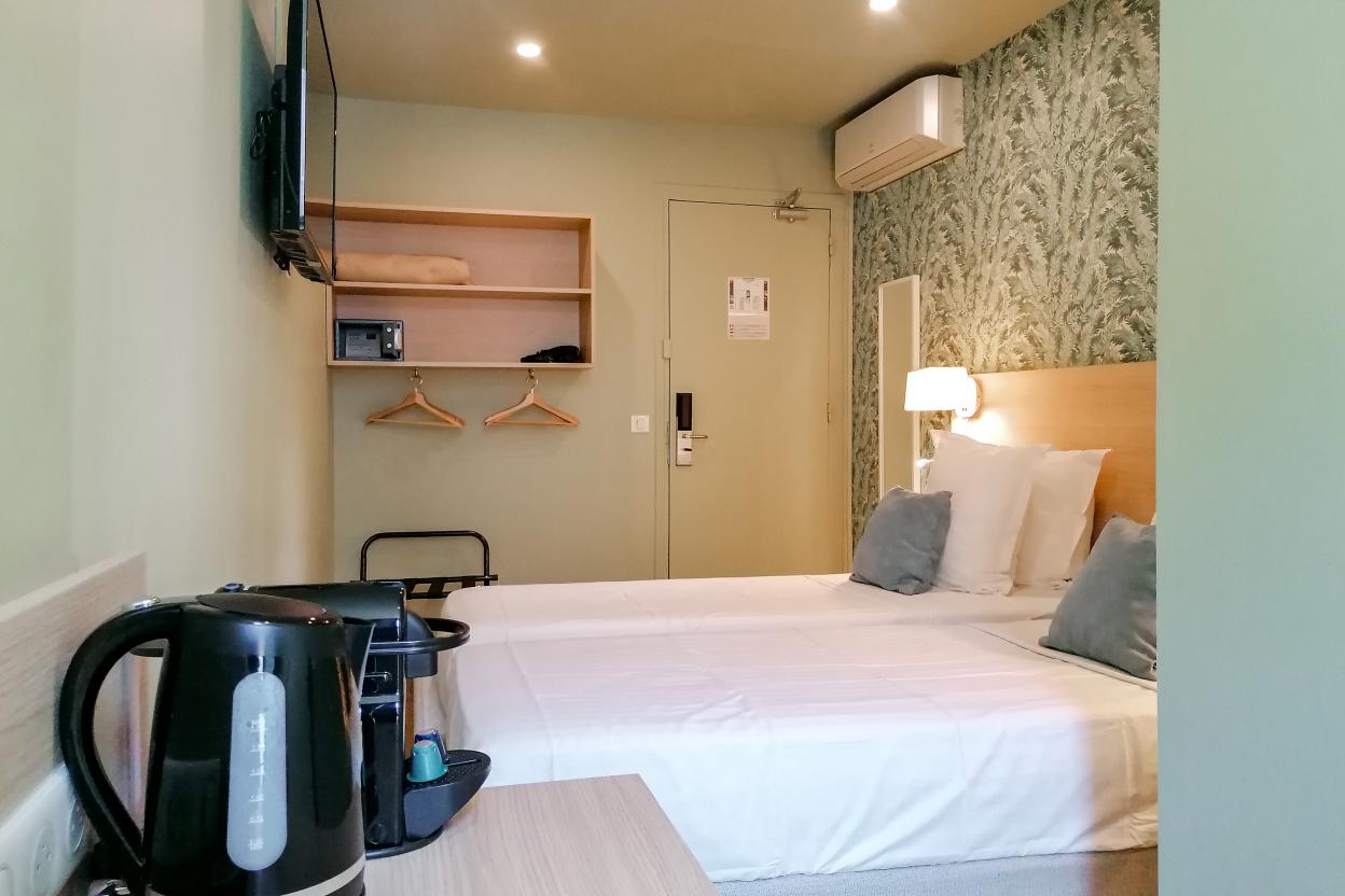 Hôtel du Centre Nice - Standard Double bedroom with coffee machine, kettle